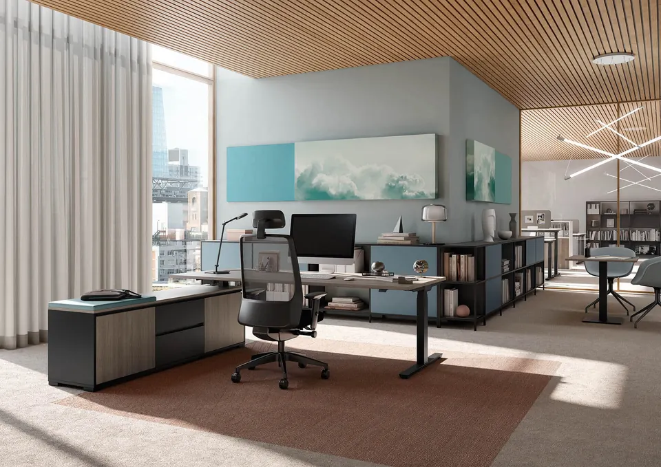 Chefbüro mit Designschreibtisch und Sideboard