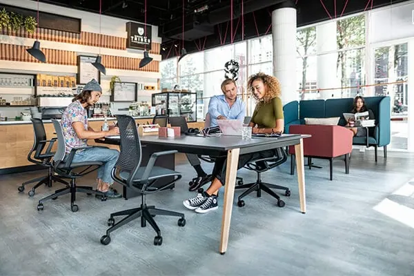 Open Space mit Loungesesseln, Sofa und Arbeitstischen