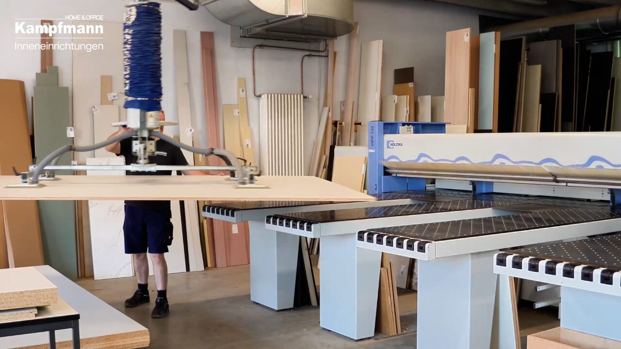 Standbild aus dem Video: Plattenzuschnitt in der Produktion von Kampfmann